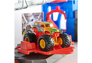 Monster Jam 1:64 Monster Garage Playset